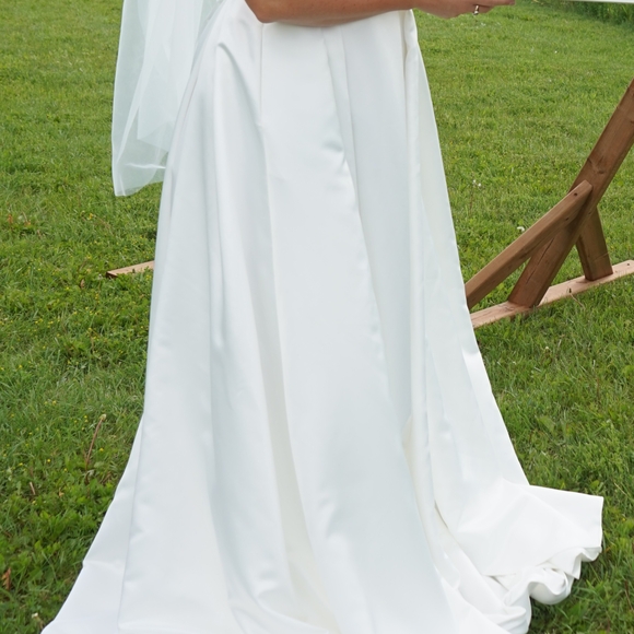 Modern Flattering Ivory Bridal Gown - Picture 6 of 10